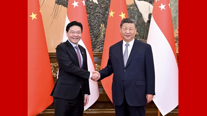 习近平会见新加坡总理黄循财