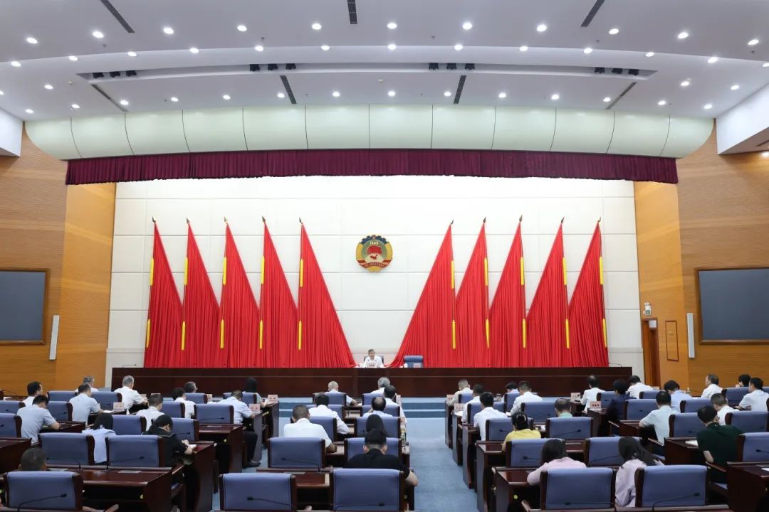 李荣灿在省政协机关讲授深入贯彻中央八项规定精神学习教育专题党课</br> 锲而不舍落实中央八项规定精神 推进省政协机关作风建设常态长效