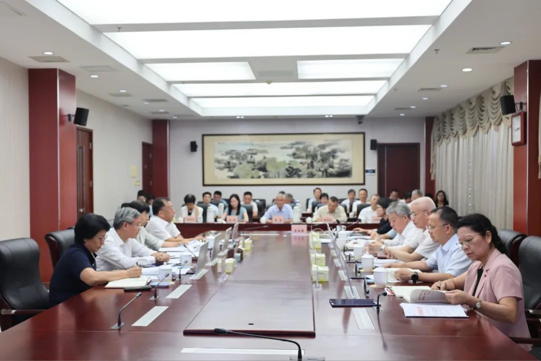 省政协党组理论学习中心组专题学习会召开 李荣灿主持并讲话